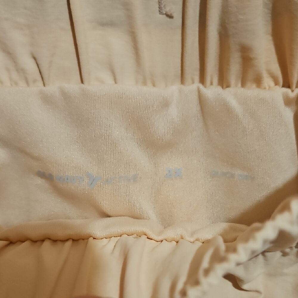 Old Navy Mid-Rise Woven Run Shorts in Crystalline - Picture 2 of 4
